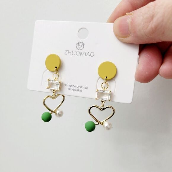 Brand New Gold Tone Heart Pearl Earrings - Picture 2 of 6